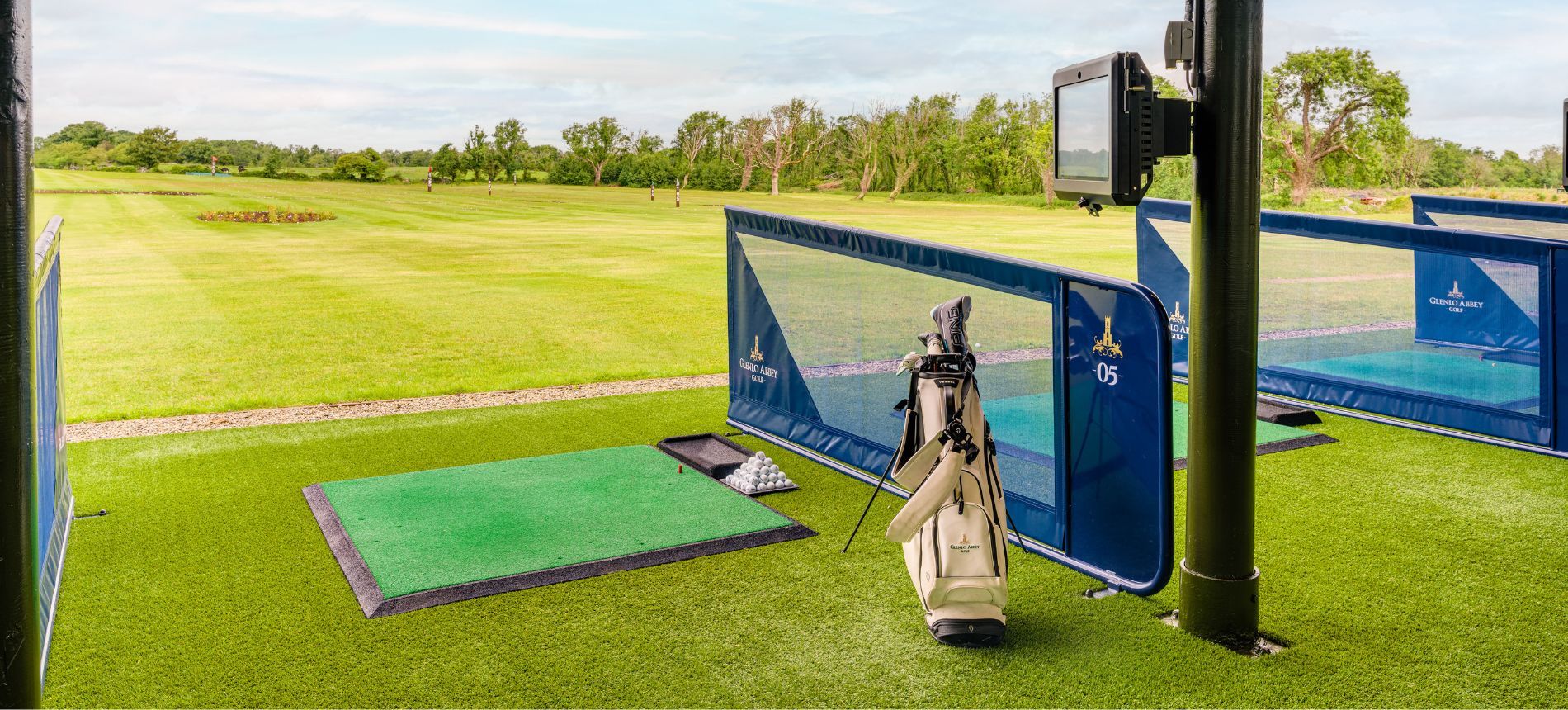 Trackman with Golf Bag