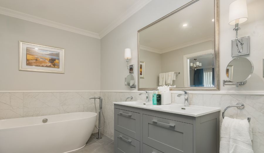 Courtyard Suite Bathroom
