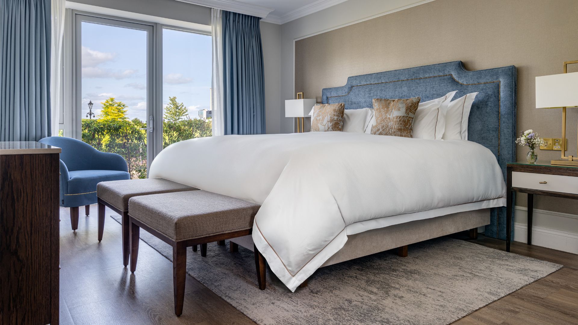 Lodges Spring Bedroom Banner