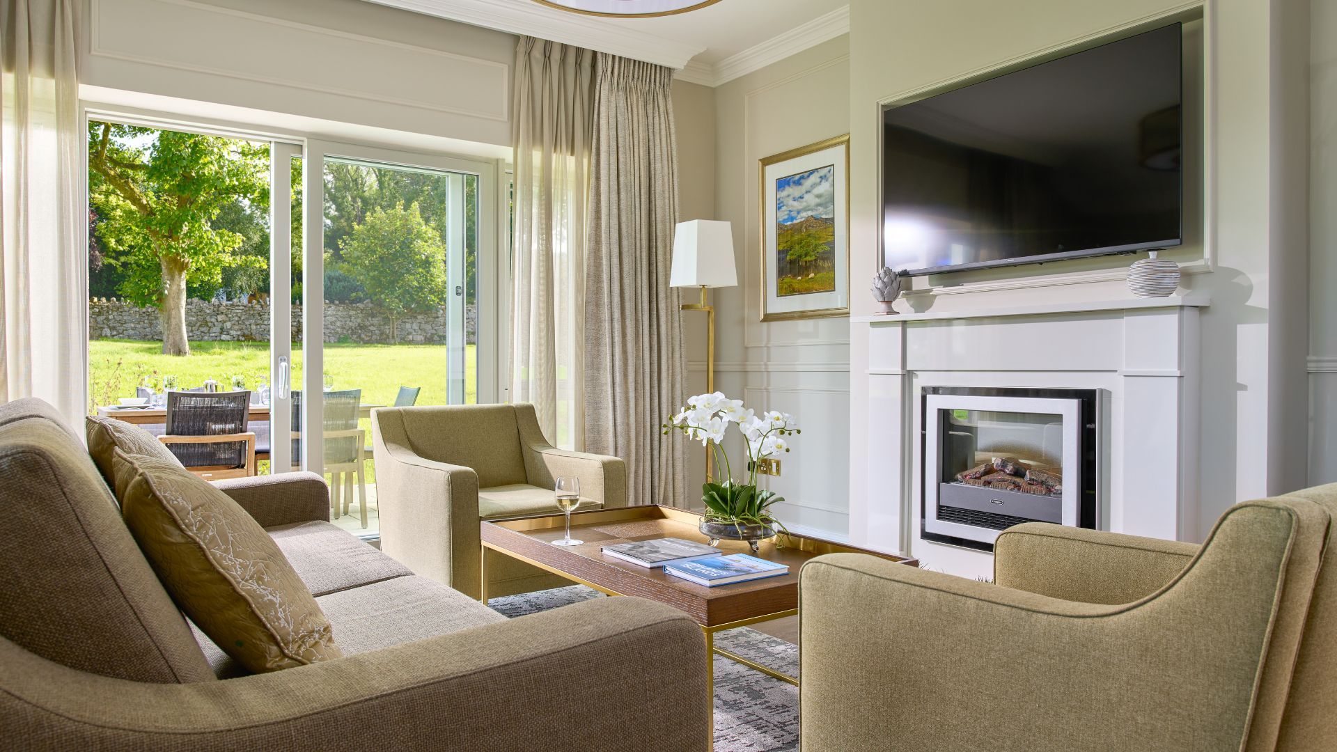 Lodges Summer Living Room Banner